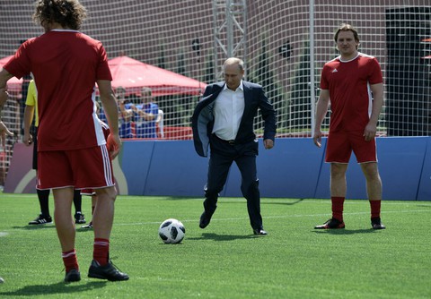 Ông Putin sút bóng ở Quảng trường Đỏ, ông Trump khen World Cup ở Nga - Ảnh 3. Ông Putin sút bóng ở Quảng trường Đỏ, ông Trump khen World Cup ở Nga - Ảnh 3.
