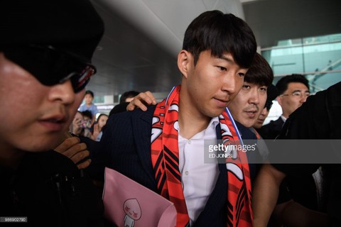 Các Oppa tuyển Hàn Quốc bị fan ném trứng sống khi về nước - Ảnh 1. Các Oppa tuyển Hàn Quốc bị fan ném trứng sống khi về nước - Ảnh 1.
