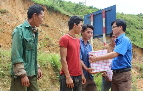 Báo Tuổi Trẻ trao quà cho bà con bị sạt lở đất ở bản Sáng Tùng - Ảnh 1. Báo Tuổi Trẻ trao quà cho bà con bị sạt lở đất ở bản Sáng Tùng - Ảnh 1.