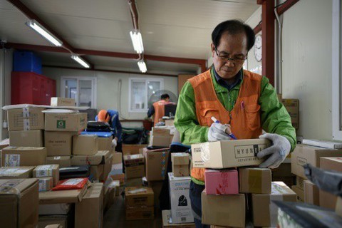 Người già Hàn Quốc cày đến sức cùng lực kiệt - Ảnh 1. Người già Hàn Quốc cày đến sức cùng lực kiệt - Ảnh 1.