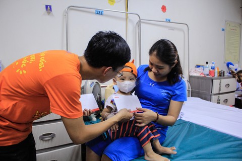 Ước mơ của Thúy đến với bệnh nhi ung thư Hà Nội - Ảnh 3. Ước mơ của Thúy đến với bệnh nhi ung thư Hà Nội - Ảnh 3.