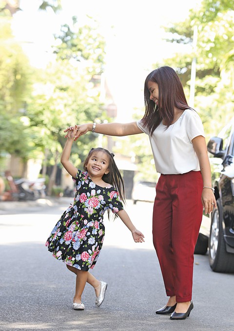Đi ăn với... điện thoại - Ảnh 1. Đi ăn với... điện thoại - Ảnh 1.