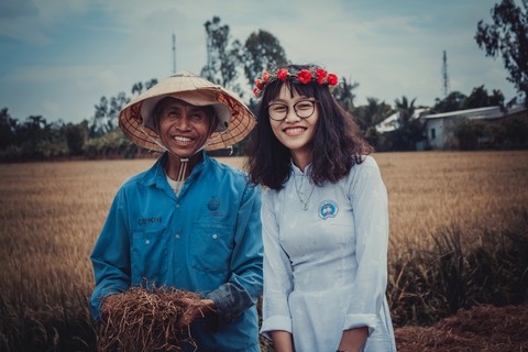 Điều chưa bật mí của người cha trong bức ảnh Cha và con giữa cánh đồng - Ảnh 1. Điều chưa bật mí của người cha trong bức ảnh Cha và con giữa cánh đồng - Ảnh 1.