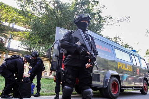 Indonesia phá âm mưu dùng bom Mẹ của quỷ Satan đánh sập quốc hội - Ảnh 1. Indonesia phá âm mưu dùng bom Mẹ của quỷ Satan đánh sập quốc hội - Ảnh 1.