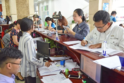 Thuế thu nhập siết người làm công ăn lương - Ảnh 1. Thuế thu nhập siết người làm công ăn lương - Ảnh 1.