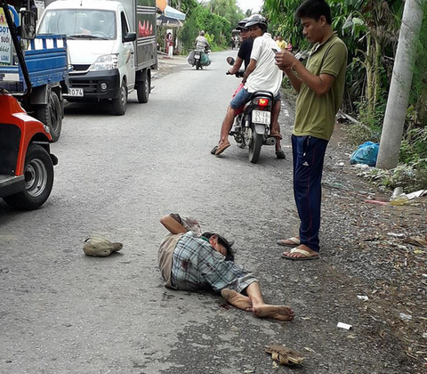 Xe ngựa tông trúng, người đàn ông 53 tuổi nguy kịch - Ảnh 1. Xe ngựa tông trúng, người đàn ông 53 tuổi nguy kịch - Ảnh 1.