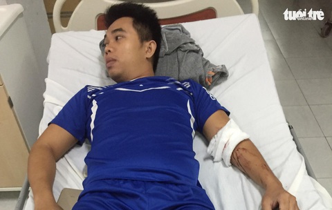 Hai người bị đâm nhập viện, công an xã nói chuyện không có gì - Ảnh 1. Hai người bị đâm nhập viện, công an xã nói chuyện không có gì - Ảnh 1.