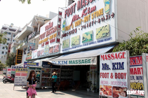 Nở rộ cửa hiệu làm đẹp cho khách Hàn - Ảnh 3. Nở rộ cửa hiệu làm đẹp cho khách Hàn - Ảnh 3.