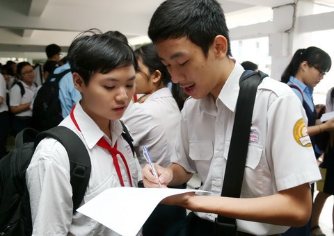 Thí sinh thi lớp 10 TP.HCM nói đề toán bình thường nhưng dài - Ảnh 4. Thí sinh thi lớp 10 TP.HCM nói đề toán bình thường nhưng dài - Ảnh 4.