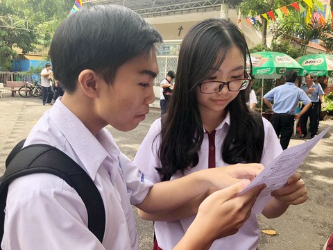 Thí sinh thi lớp 10 TP.HCM nói đề toán bình thường nhưng dài - Ảnh 6. Thí sinh thi lớp 10 TP.HCM nói đề toán bình thường nhưng dài - Ảnh 6.