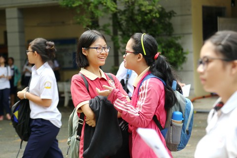 Thí sinh thi lớp 10 TP.HCM nói đề toán bình thường nhưng dài - Ảnh 7. Thí sinh thi lớp 10 TP.HCM nói đề toán bình thường nhưng dài - Ảnh 7.