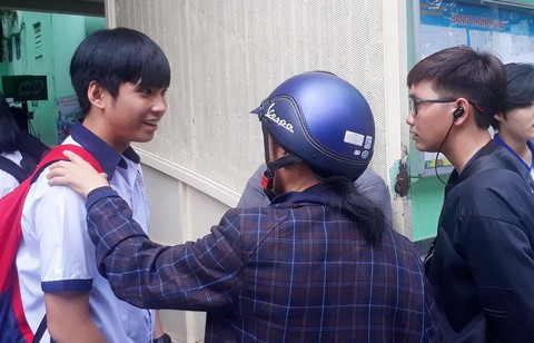 Thí sinh thi lớp 10 TP.HCM nói đề toán bình thường nhưng dài - Ảnh 12. Thí sinh thi lớp 10 TP.HCM nói đề toán bình thường nhưng dài - Ảnh 12.