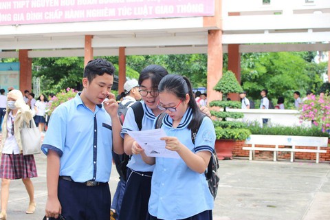 Thí sinh thi lớp 10 TP.HCM nói đề toán bình thường nhưng dài - Ảnh 11. Thí sinh thi lớp 10 TP.HCM nói đề toán bình thường nhưng dài - Ảnh 11.