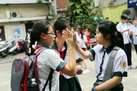 Thí sinh thi lớp 10 TP.HCM nói đề toán bình thường nhưng dài - Ảnh 5. Thí sinh thi lớp 10 TP.HCM nói đề toán bình thường nhưng dài - Ảnh 5.