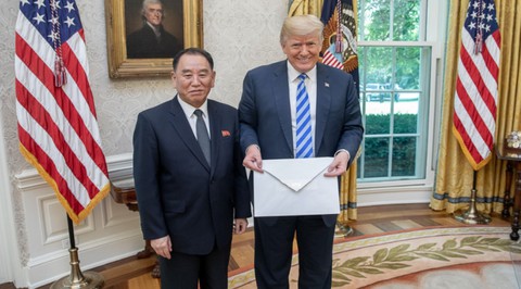 Phỏng đoán tưng bừng về lá thư to bất thường gửi ông Trump - Ảnh 1. Phỏng đoán tưng bừng về lá thư to bất thường gửi ông Trump - Ảnh 1.