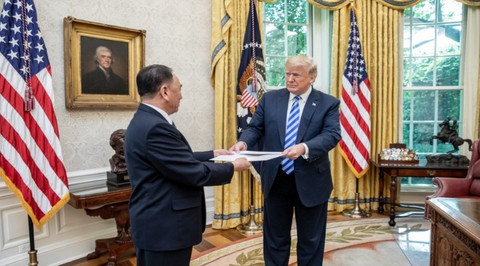 Phỏng đoán tưng bừng về lá thư to bất thường gửi ông Trump - Ảnh 2. Phỏng đoán tưng bừng về lá thư to bất thường gửi ông Trump - Ảnh 2.