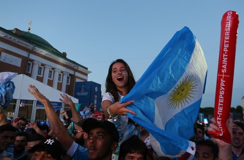 Tình yêu bóng đá qua lời ca cổ động viên Argentina - Ảnh 2. Tình yêu bóng đá qua lời ca cổ động viên Argentina - Ảnh 2.