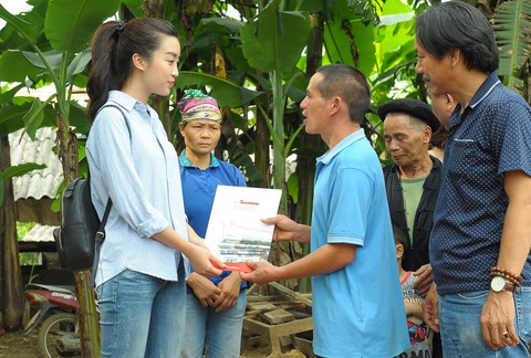30-6: Noo Phước Thịnh bị so sánh với Sơn Tùng, Đỗ Mỹ Linh đến vùng lũ - Ảnh 4. 30-6: Noo Phước Thịnh bị so sánh với Sơn Tùng, Đỗ Mỹ Linh đến vùng lũ - Ảnh 4.