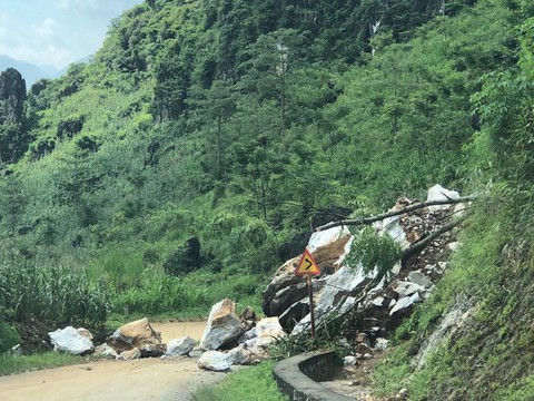 30-6: Noo Phước Thịnh bị so sánh với Sơn Tùng, Đỗ Mỹ Linh đến vùng lũ - Ảnh 6. 30-6: Noo Phước Thịnh bị so sánh với Sơn Tùng, Đỗ Mỹ Linh đến vùng lũ - Ảnh 6.