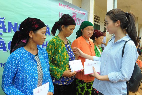 30-6: Noo Phước Thịnh bị so sánh với Sơn Tùng, Đỗ Mỹ Linh đến vùng lũ - Ảnh 8. 30-6: Noo Phước Thịnh bị so sánh với Sơn Tùng, Đỗ Mỹ Linh đến vùng lũ - Ảnh 8.