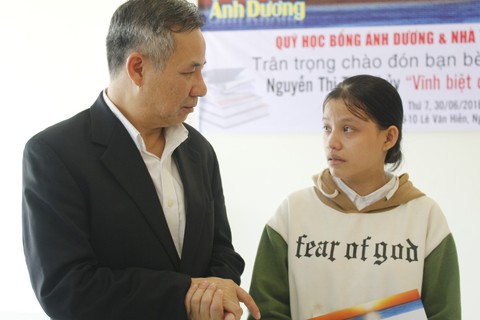 Cô học trò đeo hai vòng khăn tang đi thi được nhận đỡ đầu và học bổng - Ảnh 1. Cô học trò đeo hai vòng khăn tang đi thi được nhận đỡ đầu và học bổng - Ảnh 1.