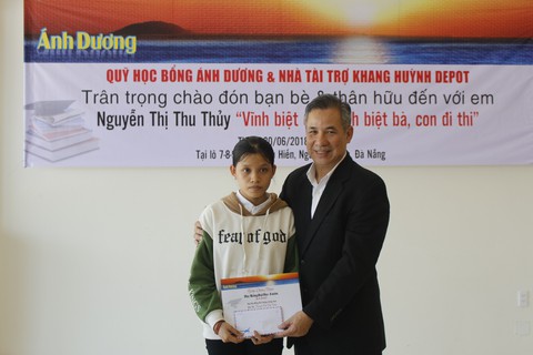 Cô học trò đeo hai vòng khăn tang đi thi được nhận đỡ đầu và học bổng - Ảnh 2. Cô học trò đeo hai vòng khăn tang đi thi được nhận đỡ đầu và học bổng - Ảnh 2.