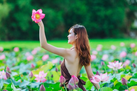 Thiếu nữ Huế diện yếm nâu lưng trần tạo dáng cùng sen mùa hạ - Ảnh 1. Thiếu nữ Huế diện yếm nâu lưng trần tạo dáng cùng sen mùa hạ - Ảnh 1.