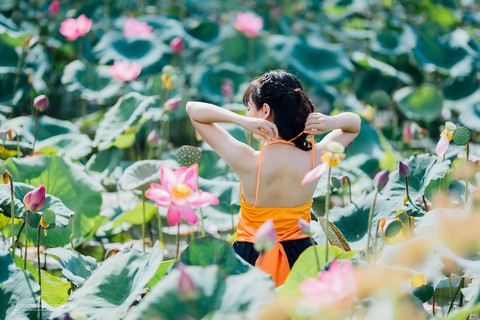 Thiếu nữ Huế diện yếm nâu lưng trần tạo dáng cùng sen mùa hạ - Ảnh 14. Thiếu nữ Huế diện yếm nâu lưng trần tạo dáng cùng sen mùa hạ - Ảnh 14.