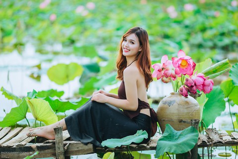 Thiếu nữ Huế diện yếm nâu lưng trần tạo dáng cùng sen mùa hạ - Ảnh 2. Thiếu nữ Huế diện yếm nâu lưng trần tạo dáng cùng sen mùa hạ - Ảnh 2.