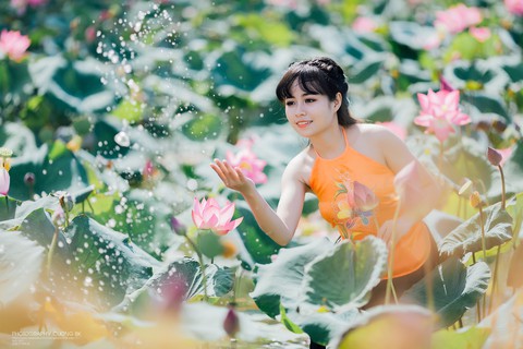 Thiếu nữ Huế diện yếm nâu lưng trần tạo dáng cùng sen mùa hạ - Ảnh 4. Thiếu nữ Huế diện yếm nâu lưng trần tạo dáng cùng sen mùa hạ - Ảnh 4.