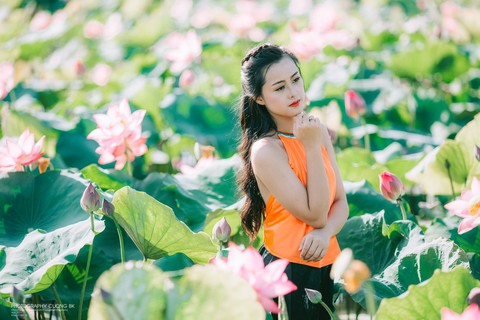 Thiếu nữ Huế diện yếm nâu lưng trần tạo dáng cùng sen mùa hạ - Ảnh 5. Thiếu nữ Huế diện yếm nâu lưng trần tạo dáng cùng sen mùa hạ - Ảnh 5.