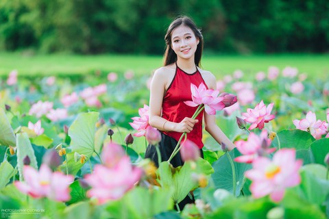 Thiếu nữ Huế diện yếm nâu lưng trần tạo dáng cùng sen mùa hạ - Ảnh 6. Thiếu nữ Huế diện yếm nâu lưng trần tạo dáng cùng sen mùa hạ - Ảnh 6.