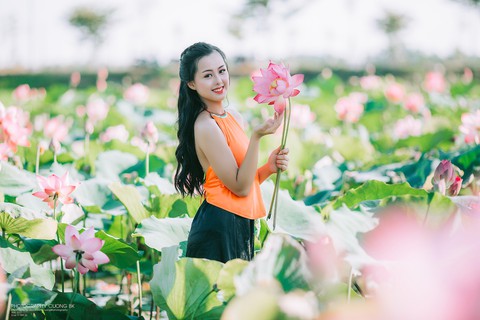 Thiếu nữ Huế diện yếm nâu lưng trần tạo dáng cùng sen mùa hạ - Ảnh 10. Thiếu nữ Huế diện yếm nâu lưng trần tạo dáng cùng sen mùa hạ - Ảnh 10.
