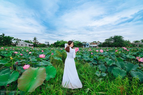 Thiếu nữ Huế diện yếm nâu lưng trần tạo dáng cùng sen mùa hạ - Ảnh 12. Thiếu nữ Huế diện yếm nâu lưng trần tạo dáng cùng sen mùa hạ - Ảnh 12.