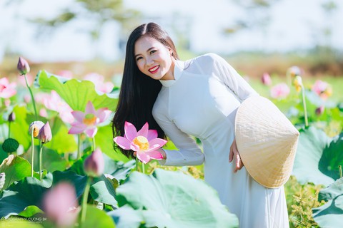 Thiếu nữ Huế diện yếm nâu lưng trần tạo dáng cùng sen mùa hạ - Ảnh 11. Thiếu nữ Huế diện yếm nâu lưng trần tạo dáng cùng sen mùa hạ - Ảnh 11.