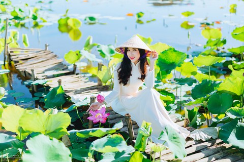 Thiếu nữ Huế diện yếm nâu lưng trần tạo dáng cùng sen mùa hạ - Ảnh 13. Thiếu nữ Huế diện yếm nâu lưng trần tạo dáng cùng sen mùa hạ - Ảnh 13.