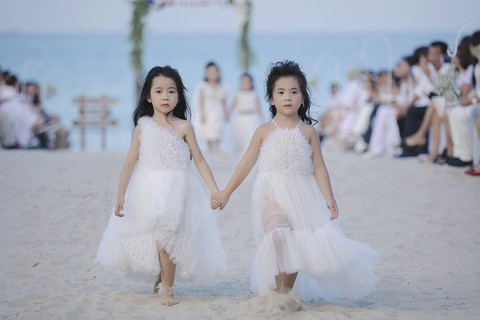 Con gái Xuân Lan dẫn đầu mẫu nhí tại Tuần lễ thời trang trẻ em Việt Nam - Ảnh 4. Con gái Xuân Lan dẫn đầu mẫu nhí tại Tuần lễ thời trang trẻ em Việt Nam - Ảnh 4.