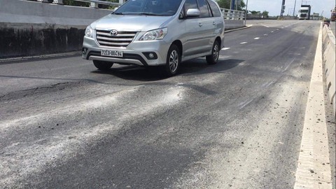 Thông xe chưa được 24 giờ, cầu vượt Mỹ Thủy đã sụt lún - Ảnh 1. Thông xe chưa được 24 giờ, cầu vượt Mỹ Thủy đã sụt lún - Ảnh 1.