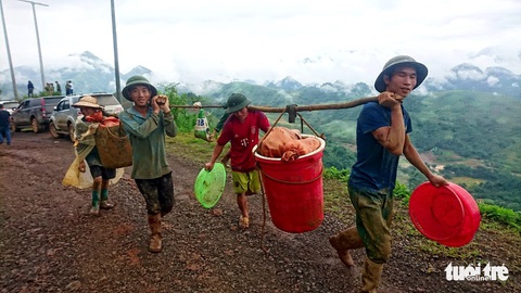 Tình người sẻ chia sau mưa lũ - Ảnh 4. Tình người sẻ chia sau mưa lũ - Ảnh 4.