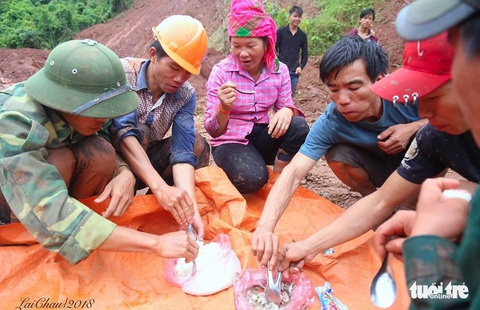 Tình người sẻ chia sau mưa lũ - Ảnh 8. Tình người sẻ chia sau mưa lũ - Ảnh 8.