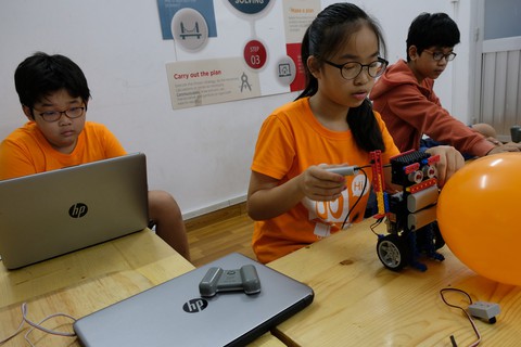 Khi trẻ lắp ráp, lập trình robot - Ảnh 7. Khi trẻ lắp ráp, lập trình robot - Ảnh 7.