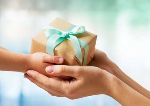 Món quà bị ghét bỏ và bà mẹ khoe khoang làm từ thiện - Ảnh 1. Món quà bị ghét bỏ và bà mẹ khoe khoang làm từ thiện - Ảnh 1.