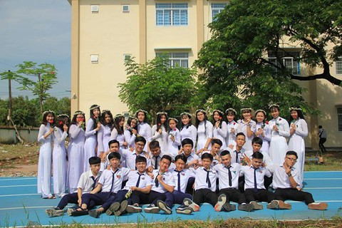 Bộ kỷ yếu của học sinh Cần Thơ: lên cả... cung trăng - Ảnh 1. Bộ kỷ yếu của học sinh Cần Thơ: lên cả... cung trăng - Ảnh 1.
