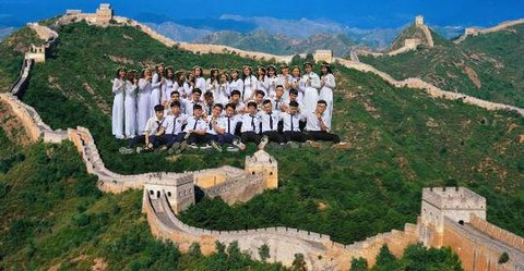 Bộ kỷ yếu của học sinh Cần Thơ: lên cả... cung trăng - Ảnh 8. Bộ kỷ yếu của học sinh Cần Thơ: lên cả... cung trăng - Ảnh 8.