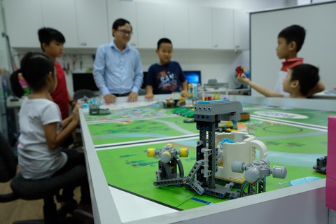 Khi trẻ lắp ráp, lập trình robot - Ảnh 2. Khi trẻ lắp ráp, lập trình robot - Ảnh 2.