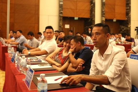Cựu trung vệ đội tuyển quốc gia chơi đấu ở giải “phủi” - Ảnh 1. Cựu trung vệ đội tuyển quốc gia chơi đấu ở giải “phủi” - Ảnh 1.