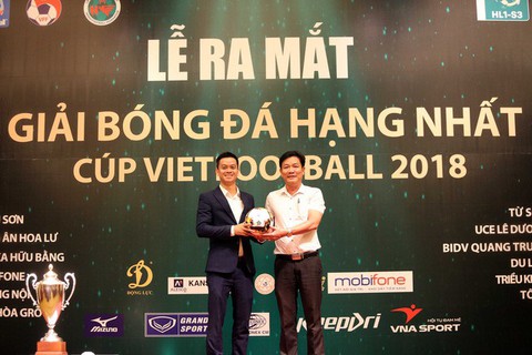 Cựu trung vệ đội tuyển quốc gia chơi đấu ở giải “phủi” - Ảnh 2. Cựu trung vệ đội tuyển quốc gia chơi đấu ở giải “phủi” - Ảnh 2.