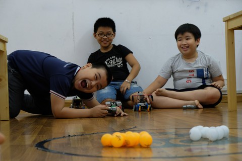 Khi trẻ lắp ráp, lập trình robot - Ảnh 5. Khi trẻ lắp ráp, lập trình robot - Ảnh 5.