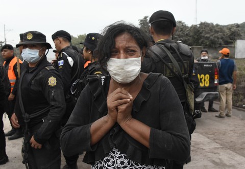 Hình ảnh tang thương khi núi lửa phun giết hàng chục người ở Guatemala - Ảnh 13. Hình ảnh tang thương khi núi lửa phun giết hàng chục người ở Guatemala - Ảnh 13.