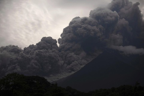 Hình ảnh tang thương khi núi lửa phun giết hàng chục người ở Guatemala - Ảnh 10. Hình ảnh tang thương khi núi lửa phun giết hàng chục người ở Guatemala - Ảnh 10.